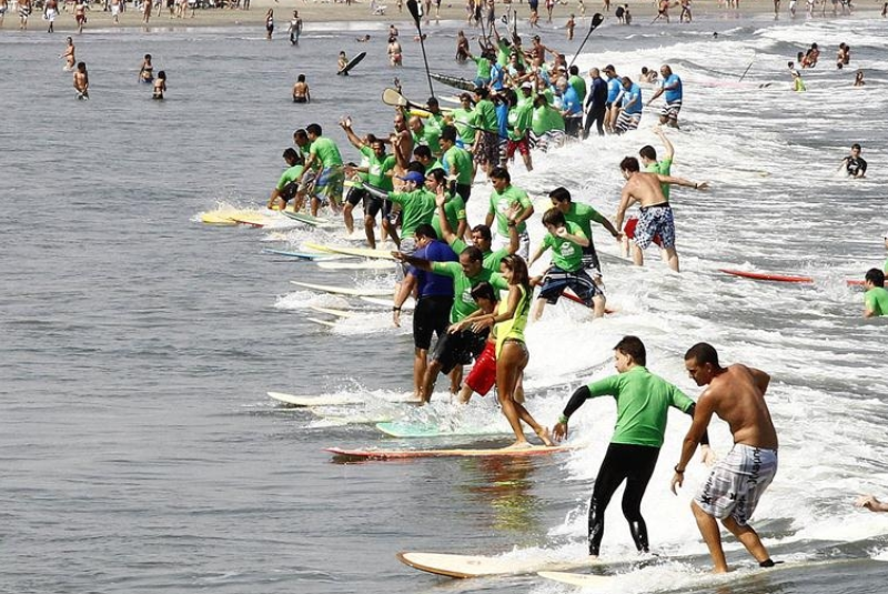 Escola de Surf em Ação